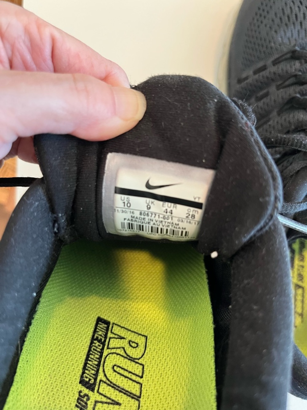 Nike Men’s Air Max 2016 Black with White Swoosh - Picture 9 of 10